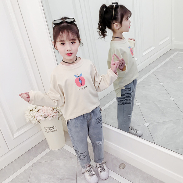 Modern gyerekfarmer lányoknak feliratokkal, szakadt motívumokkal