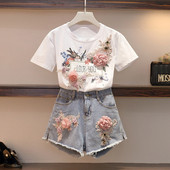 Modern női szett pólóból és rövid farmernadrágból, rátéttel