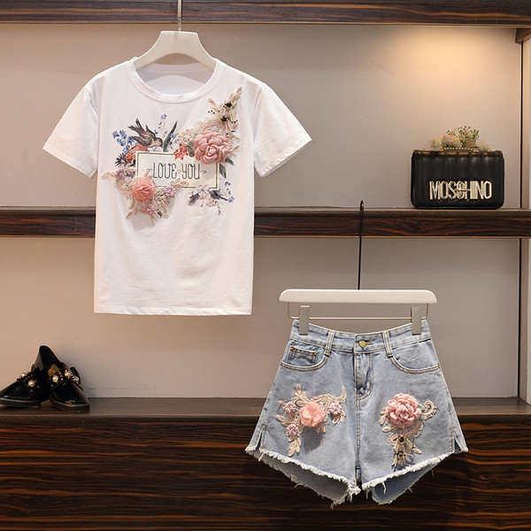 Modern női szett pólóból és rövid farmernadrágból, rátéttel