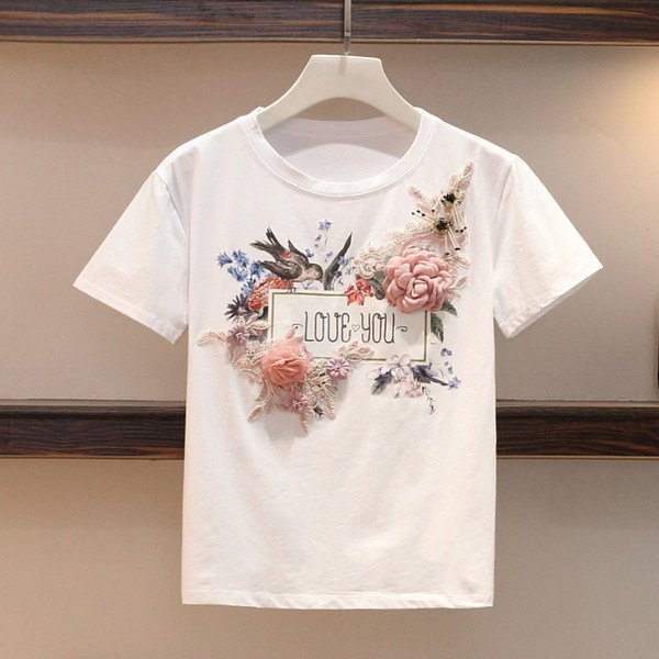 Modern női szett pólóból és rövid farmernadrágból, rátéttel