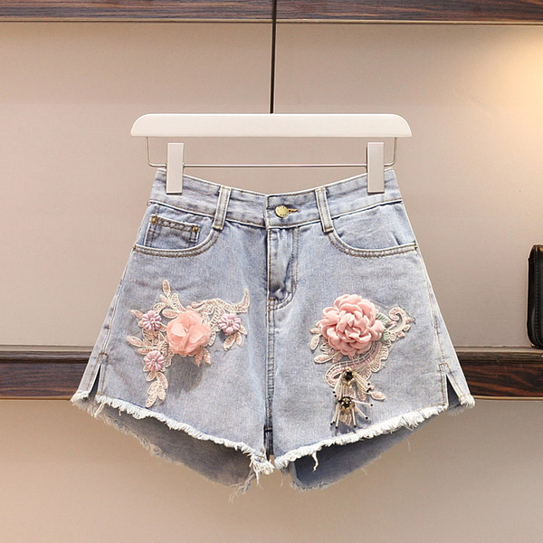 Modern női szett pólóból és rövid farmernadrágból, rátéttel