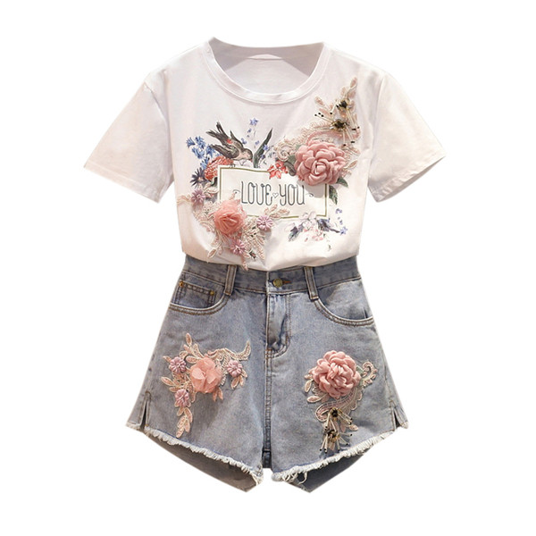 Modern női szett pólóból és rövid farmernadrágból, rátéttel