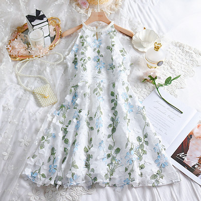 Stílusos női ruha hímzéssel és gyöngyökkel