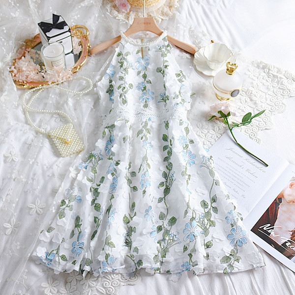 Stílusos női ruha hímzéssel és gyöngyökkel