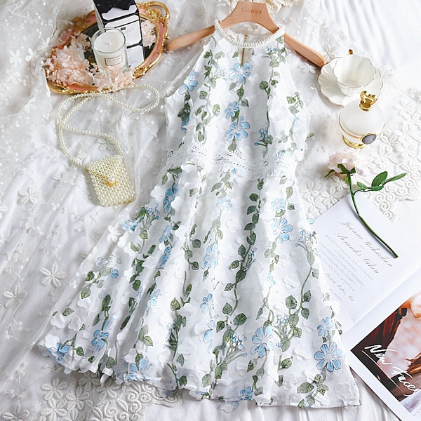 Stílusos női ruha hímzéssel és gyöngyökkel