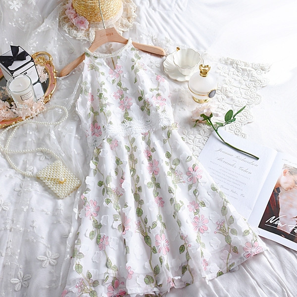 Stílusos női ruha hímzéssel és gyöngyökkel