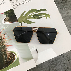 Női szemüveg nyárra színes szemüveggel