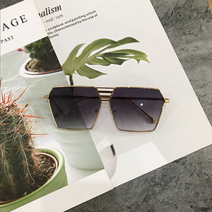 Női szemüveg nyárra színes szemüveggel