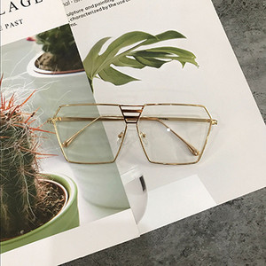 Női szemüveg nyárra színes szemüveggel