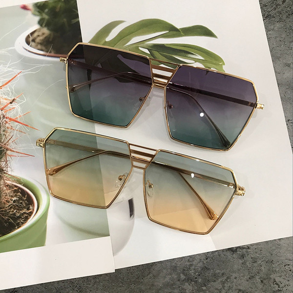 Női szemüveg nyárra színes szemüveggel