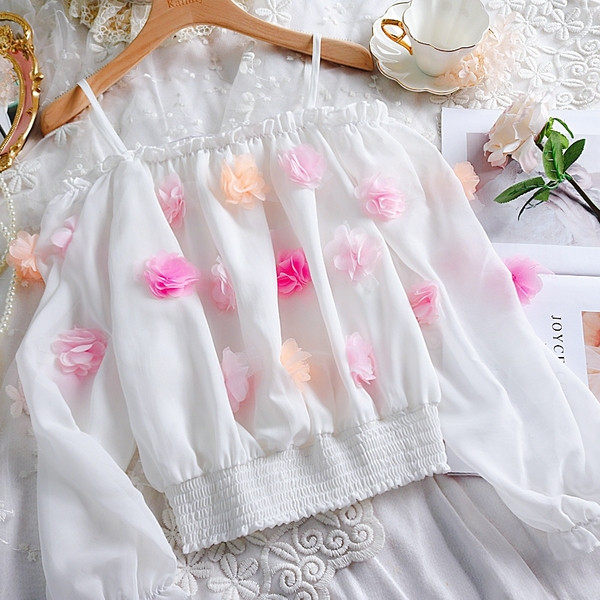 Alkalmi női blúz fehér és rózsaszín 3D elemekkel