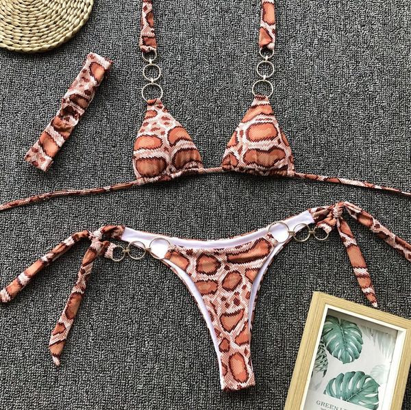 Costum de baie actual cu model leopard și elemente metalice în două modele