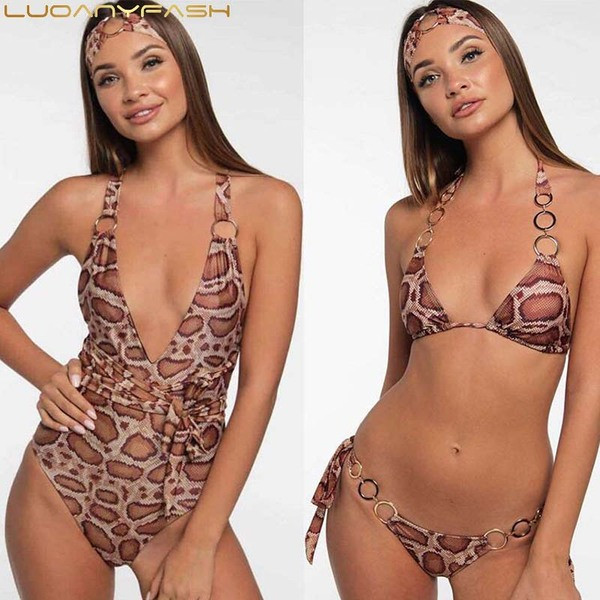 Costum de baie actual cu model leopard și elemente metalice în două modele