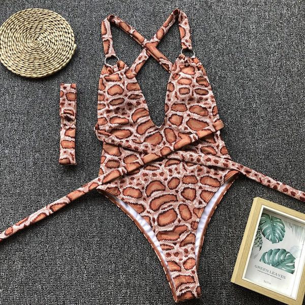 Costum de baie actual cu model leopard și elemente metalice în două modele