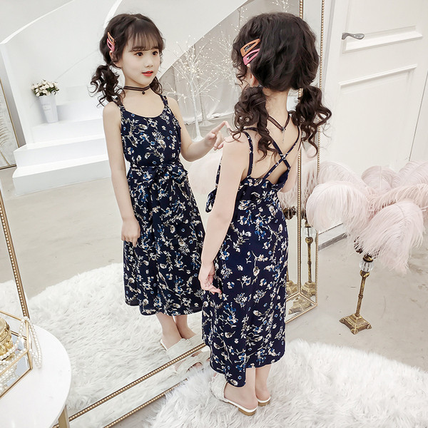 Modern gyerekruha vékony pántokkal és virágmotívumokkal