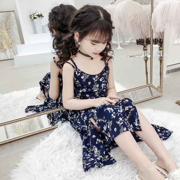 Modern gyerekruha vékony pántokkal és virágmotívumokkal