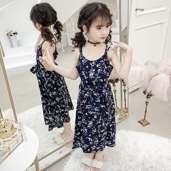 Modern gyerekruha vékony pántokkal és virágmotívumokkal