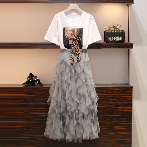 Modern női szett pólóból és hosszú szoknyából, két színben