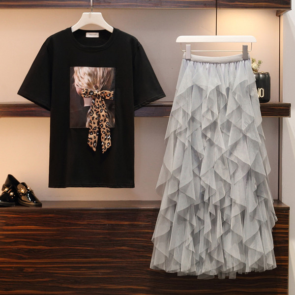 Modern női szett pólóból és hosszú szoknyából, két színben