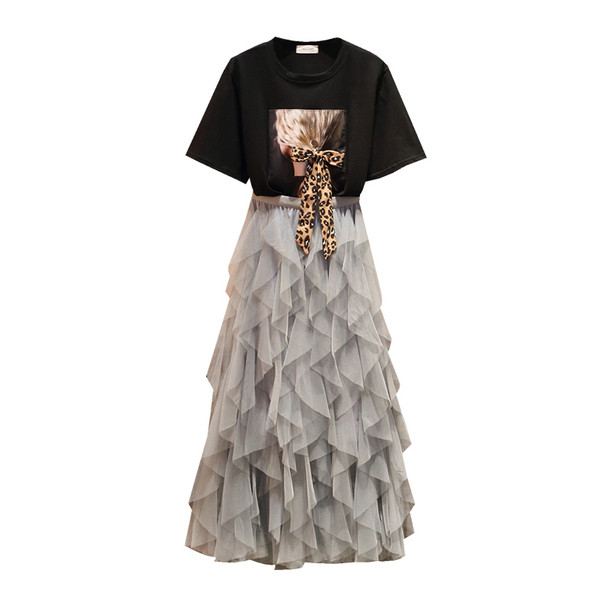 Modern női szett pólóból és hosszú szoknyából, két színben