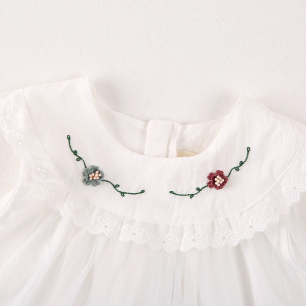 Modern gyerekruha O-nyakkal és hímzéssel