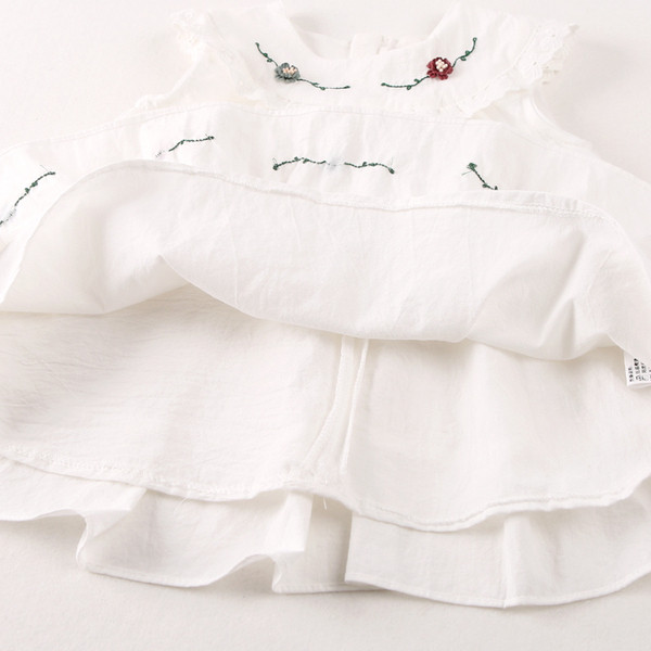 Modern gyerekruha O-nyakkal és hímzéssel