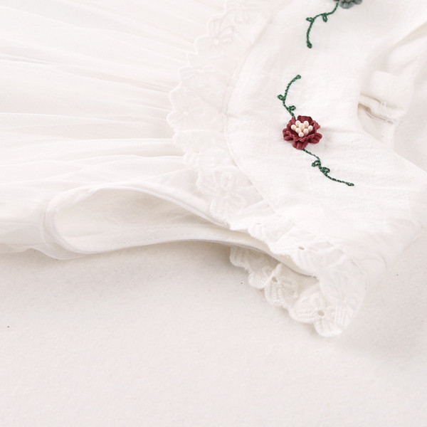 Modern gyerekruha O-nyakkal és hímzéssel