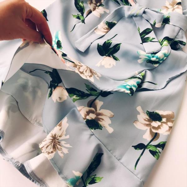 Modern női ruha V-nyakkal, virágmintával több színben