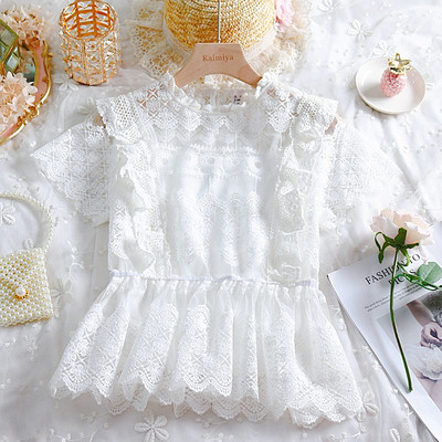 Μοντέρνα μπλούζα με κοντό μανίκι και δαντέλα σε τρία χρώματα