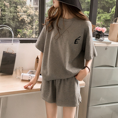 Két részből álló, szürke, rózsaszín és piros színben álló sport-alkalmi női szett