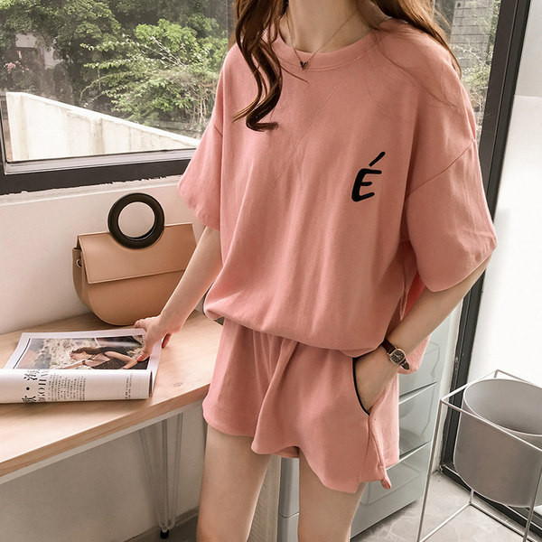 Két részből álló, szürke, rózsaszín és piros színben álló sport-alkalmi női szett