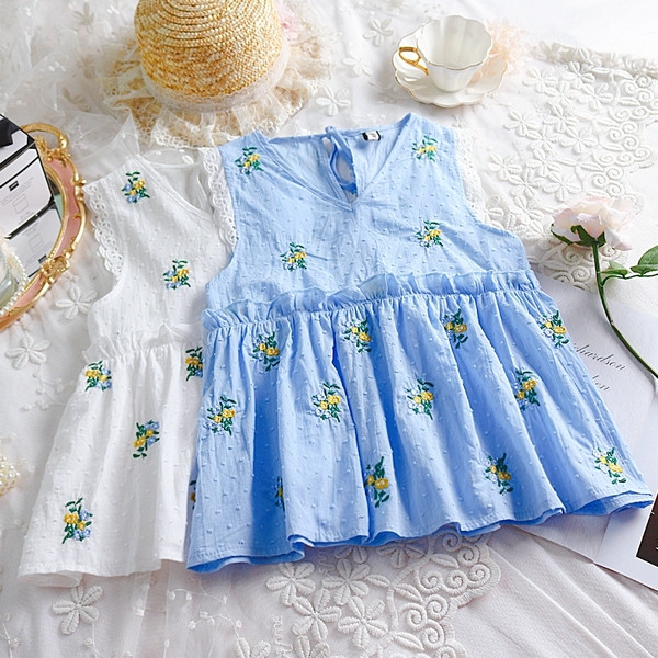 Bluză de damă modernă cu broderie și decolteu în V