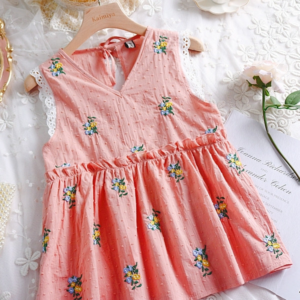 Bluză de damă modernă cu broderie și decolteu în V