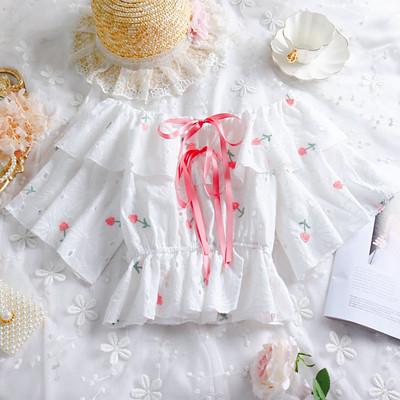 Modern női blúz fehér szalaggal és hímzéssel