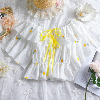 Modern női blúz fehér szalaggal és hímzéssel