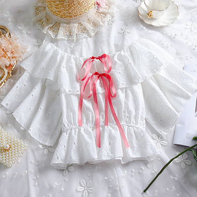 Modern női blúz fehér szalaggal és hímzéssel