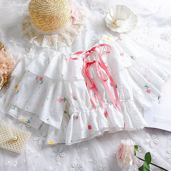 Modern női blúz fehér szalaggal és hímzéssel