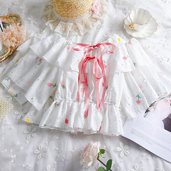 Modern női blúz fehér szalaggal és hímzéssel