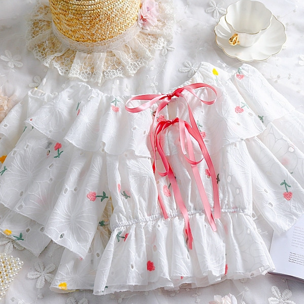 Modern női blúz fehér szalaggal és hímzéssel