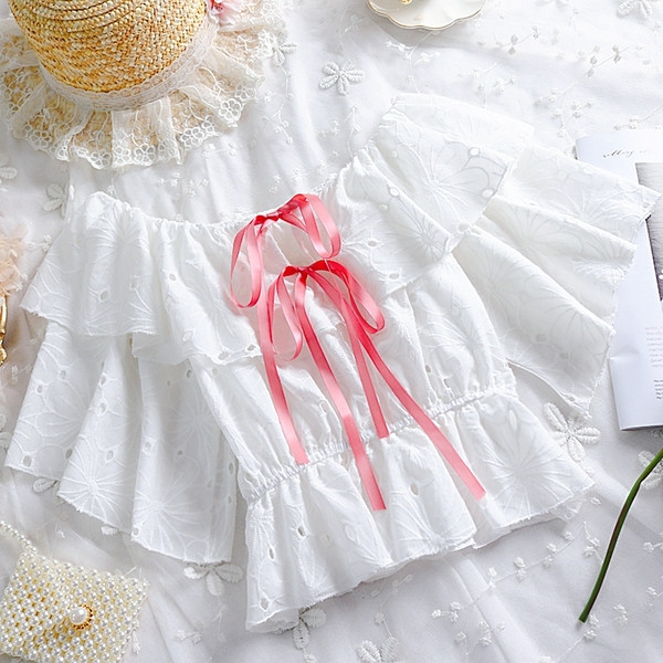 Modern női blúz fehér szalaggal és hímzéssel