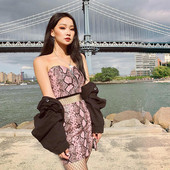 Modern női szett - rövid mellszobor és szoknya rózsaszín cipzárral