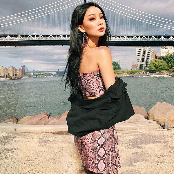 Modern női szett - rövid mellszobor és szoknya rózsaszín cipzárral