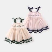 Stílusos gyerekruha pántokkal és tüll lányoknak