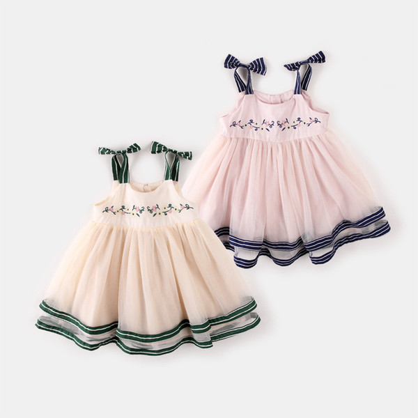 Stílusos gyerekruha pántokkal és tüll lányoknak