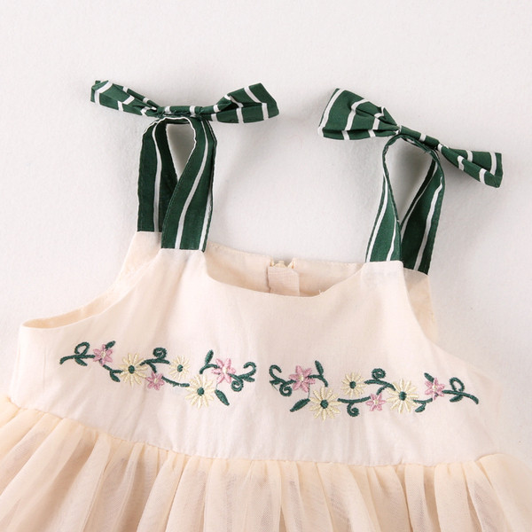 Stílusos gyerekruha pántokkal és tüll lányoknak