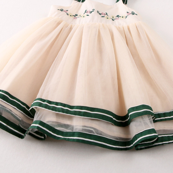 Stílusos gyerekruha pántokkal és tüll lányoknak