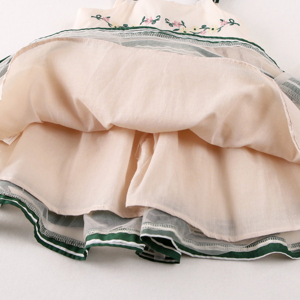 Stílusos gyerekruha pántokkal és tüll lányoknak