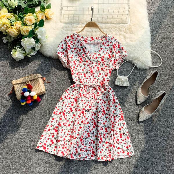 V-nyakú, virágmintás női nyári ruha