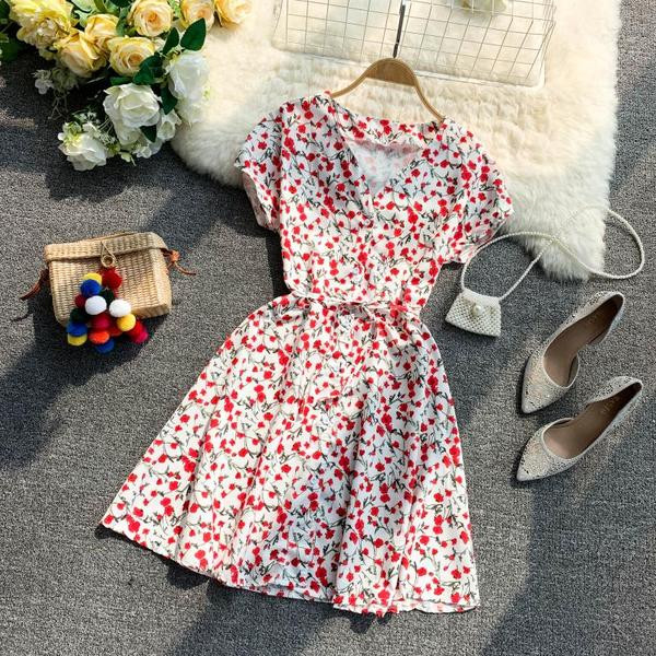 V-nyakú, virágmintás női nyári ruha