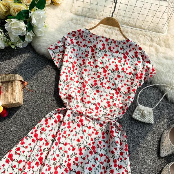 V-nyakú, virágmintás női nyári ruha